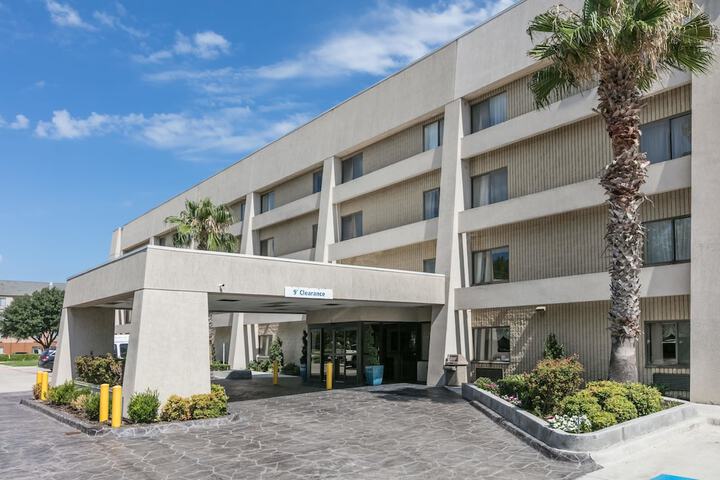 Baymont By Wyndham Arlington At Six Flags Dr - thumb 2