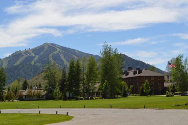 Newly Remodeled Ski In / Out Condo On Dollar Mountain - thumb 7