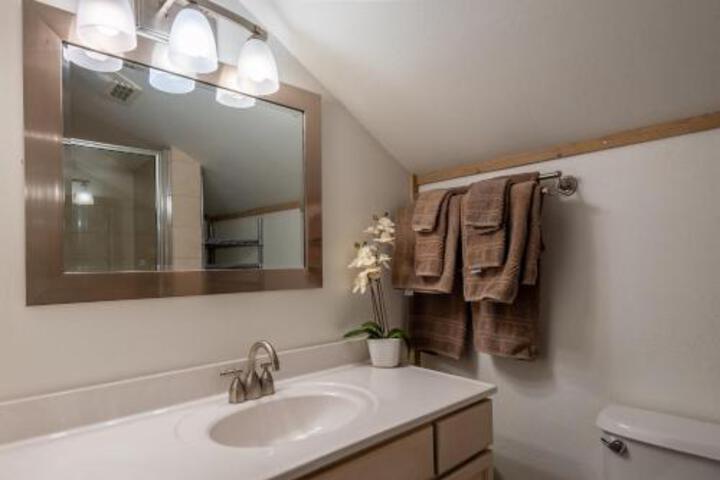 Newly Remodeled Ski In / Out Condo On Dollar Mountain - thumb 4