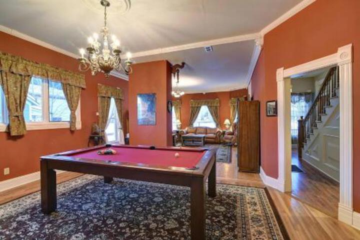 Governors Mansion Downtown Beautiful Space Pool Table Pets Welcome!