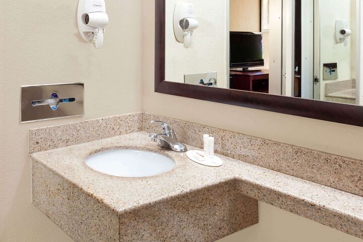 Howard Johnson By Wyndham Arlington Ballpark / Six Flags - thumb 3