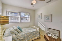 Sarasota Condo w / Deck 1 / 2 mile to Turtle Beach