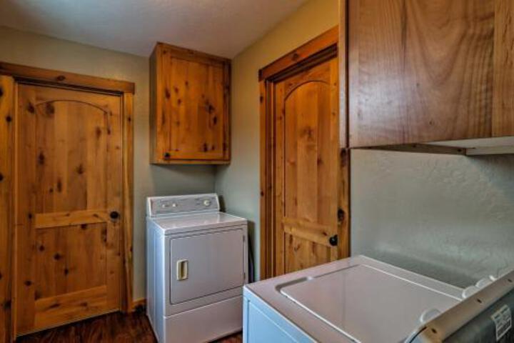 Rustic Cabin 11 Miles To Glacier National Park! - thumb 4