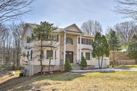 Renovated Mount Pocono Apt 3.5 Mi. to Mount Airy