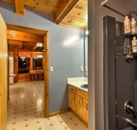 Lodge on 80 Acres w / Hot Tub 45 Min. to Asheville - Accommodation Rooms