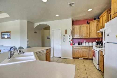 NEW! Cozy Home W / Patio 30 Mins To Zion Nat. Park! - thumb 1
