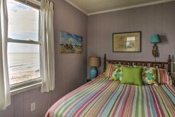 Nautical Oceanfront Beach House In Oak Island! - thumb 5