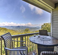 Mountaintop Home w / Views 36 Miles to Asheville - Accommodation Rooms
