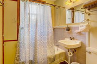 Cozy Fayetteville Home w / Yard Close to Downtown