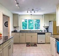Private Home w / Hot Tub 13 Miles to Dtwn Asheville - Accommodation Rooms