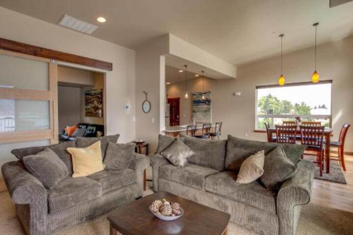 Bright Manson Condo W / Pool & Lake Chelan Views! - thumb 3