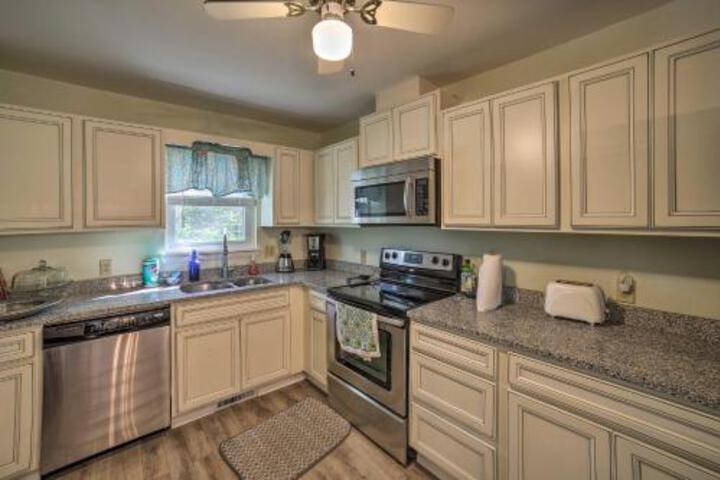 Oak Island Home With Yard 10 Min Walk To Beach - thumb 7