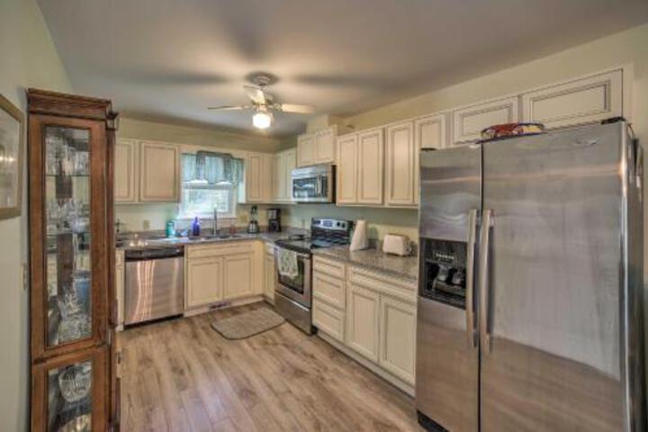 Oak Island Home With Yard 10 Min Walk To Beach - thumb 5