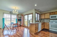 Home w / Bar Mins to Olcott Lake  Wineries