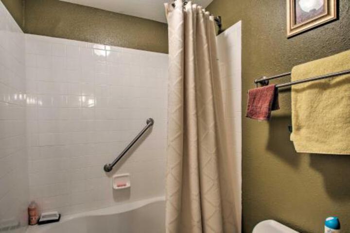 Pensacola Townhome With Patio 4 Miles To Beach! - thumb 4