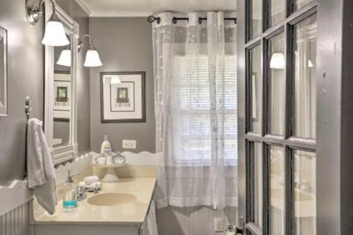 Coastal Walkable Home In Historic Southport! - thumb 4