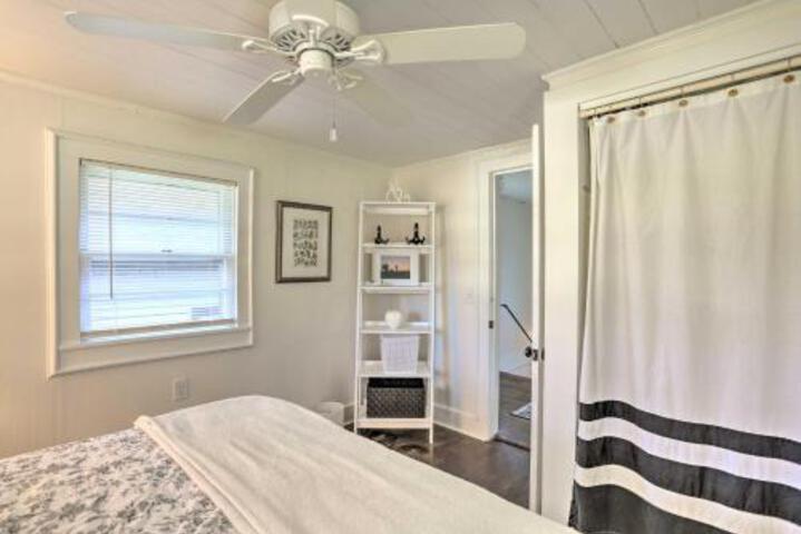 Coastal Walkable Home In Historic Southport! - thumb 5