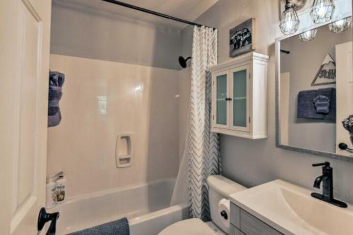 Modern Munds Park Home W / Loft Deck+Fire Pit - thumb 1