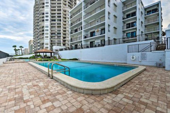 Oceanfront Daytona Beach Condo W / View & Pool - thumb 5