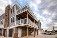 Recently Renovated LBI Apt with Deck on Beach Block