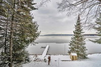 Charming 3 Season Lakefront Retreat w / Dock