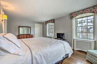 Grand Estate w / Courtyard 2 Mi to Downtown