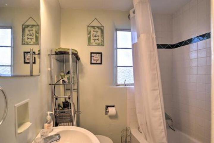 Quaint Albuquerque Abode W / Private Backyard! - thumb 1