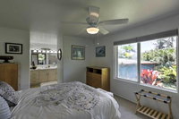 Beachfront Seals Retreat Hauula Home w / Lanai