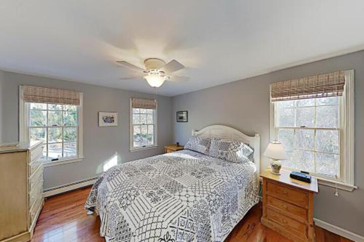 New Listing! Freshly Renovated Home: Near Beaches! Home - thumb 1