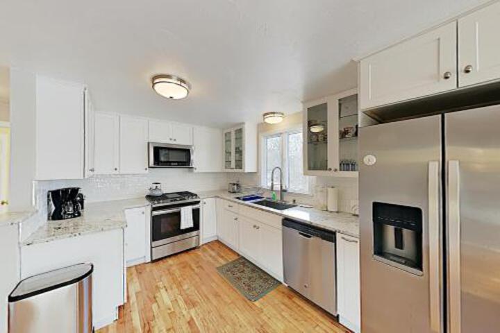 New Listing! Freshly Renovated Home: Near Beaches! Home - thumb 4