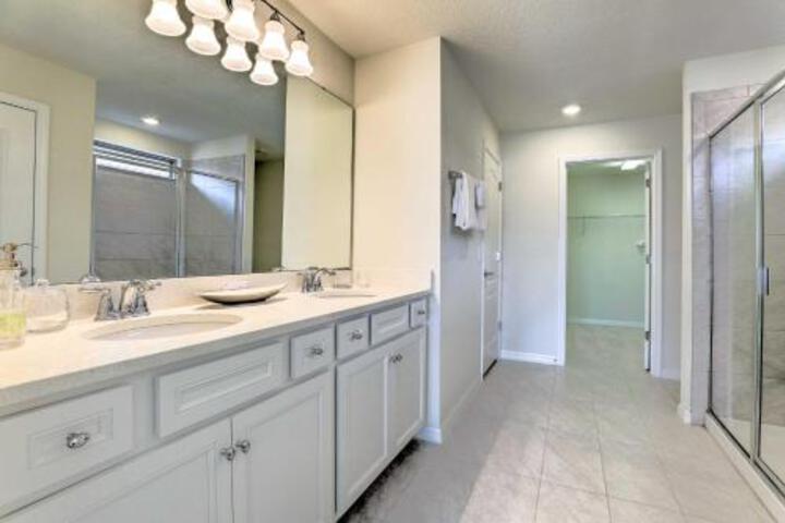 Luxe Modern Villa With Heated Pool 12Mi To Disney! - thumb 2