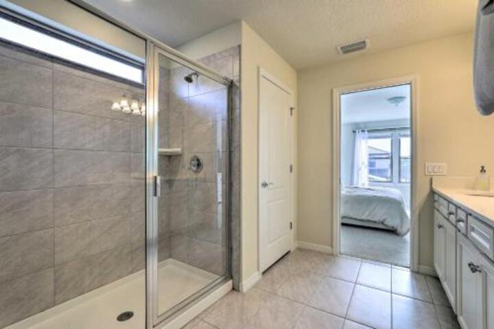 Luxe Modern Villa With Heated Pool 12Mi To Disney! - thumb 5