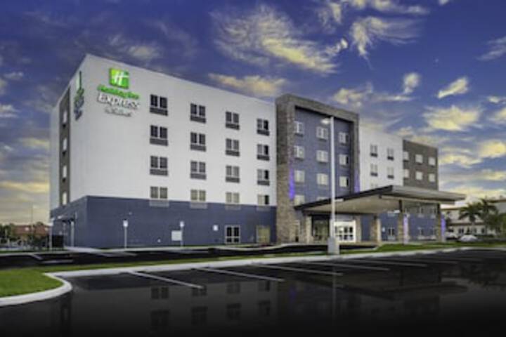 Holiday Inn Express & Suites Fort Myers Airport, An IHG Hotel - thumb 0
