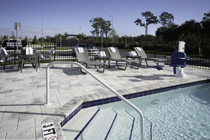Holiday Inn Express & Suites Fort Myers Airport, An IHG Hotel - thumb 3