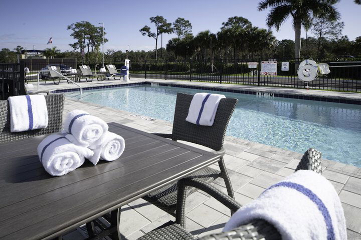 Holiday Inn Express & Suites Fort Myers Airport, An IHG Hotel - thumb 2