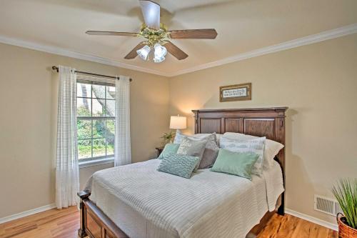 Large Waterfront Lake Palestine Home W / Dock! - thumb 0