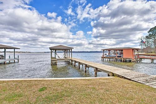 Large Waterfront Lake Palestine Home W / Dock! - thumb 1