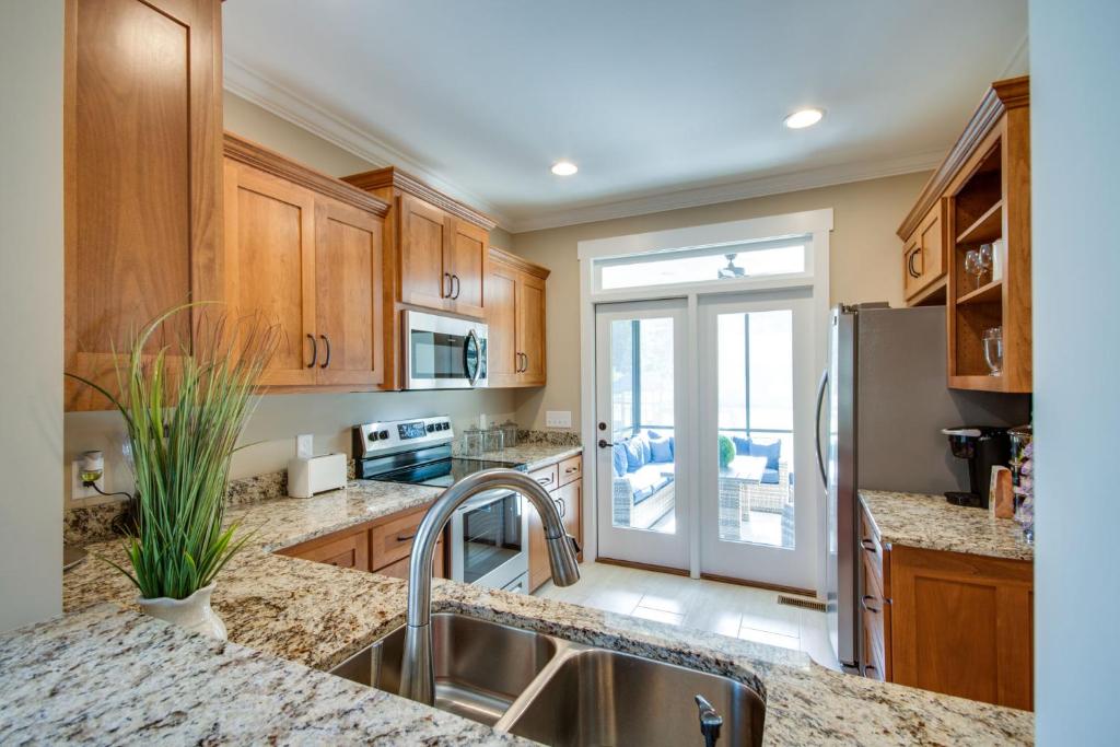 Tim Fords Lake House Retreat! - thumb 4