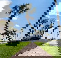 Island House Beach Resort - Accommodation Rooms