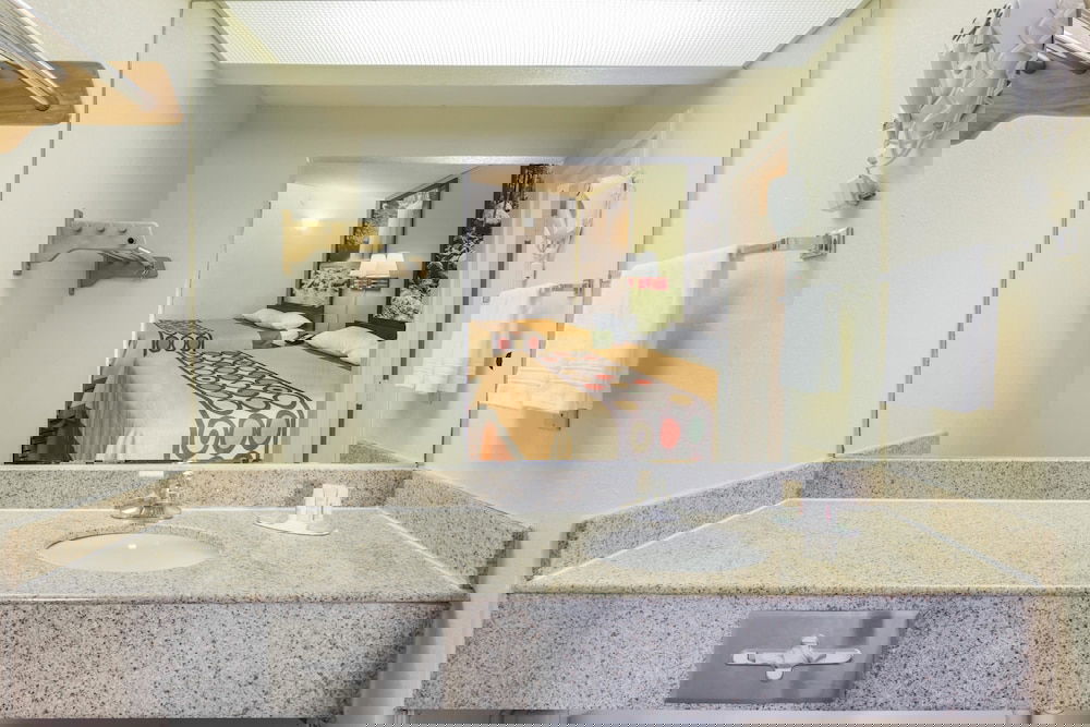 Super 8 By Wyndham Stafford - thumb 3