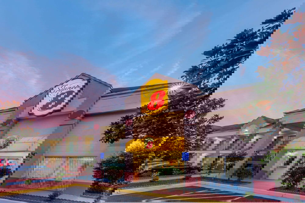 Super 8 By Wyndham Stafford - thumb 0