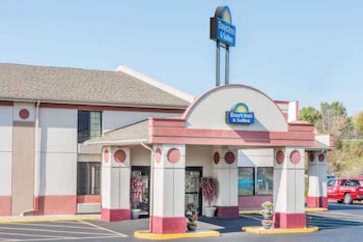 Days Inn & Suites By Wyndham Youngstown / Girard Ohio - thumb 0