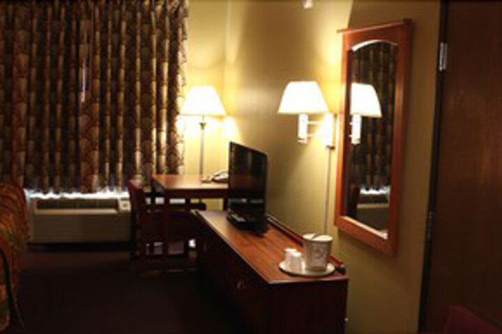 HomeTown Inn & Suites - thumb 5