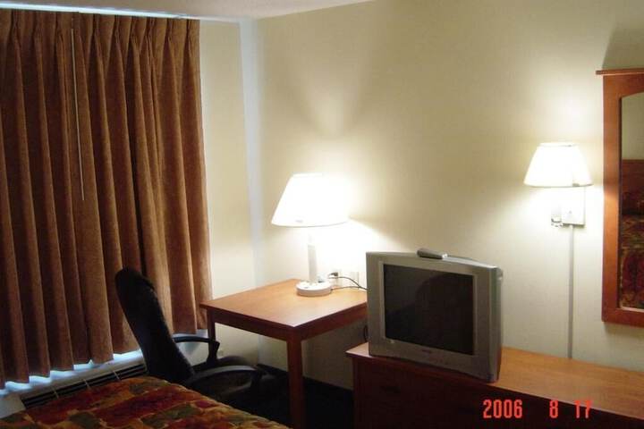 HomeTown Inn & Suites - thumb 6