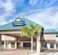 Days Inn  Suites by Wyndham Davenport - Accommodation Rooms