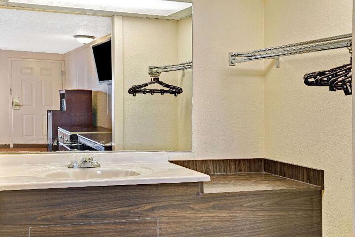 Knights Inn Madison Heights - thumb 7