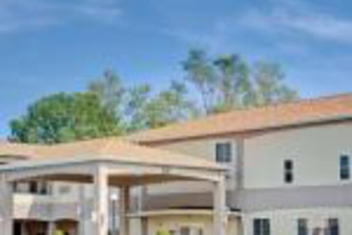 Days Inn & Suites By Wyndham Niagara Falls/Buffalo - thumb 0