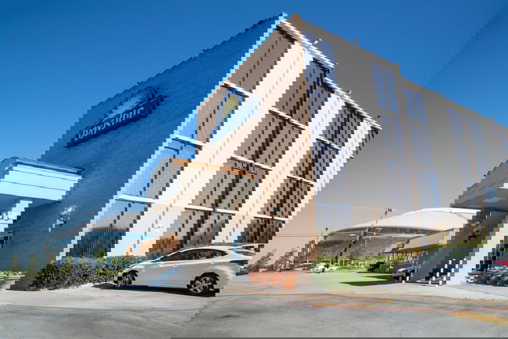 817 Hotel Days Inn By Wyndham ATT Stadium/Texas Live - thumb 1