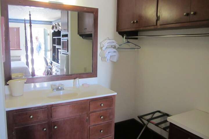 Warrick Plaza Inn - thumb 7