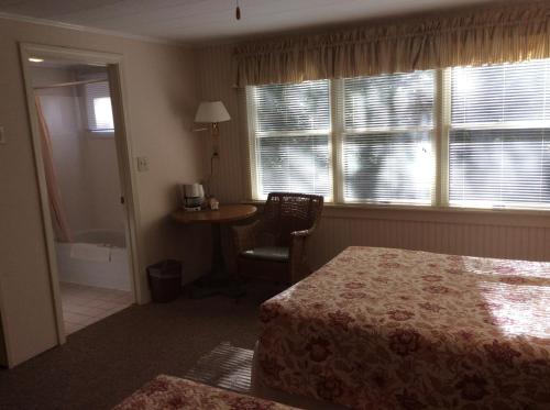 Midway Motel & Cottages - thumb 3